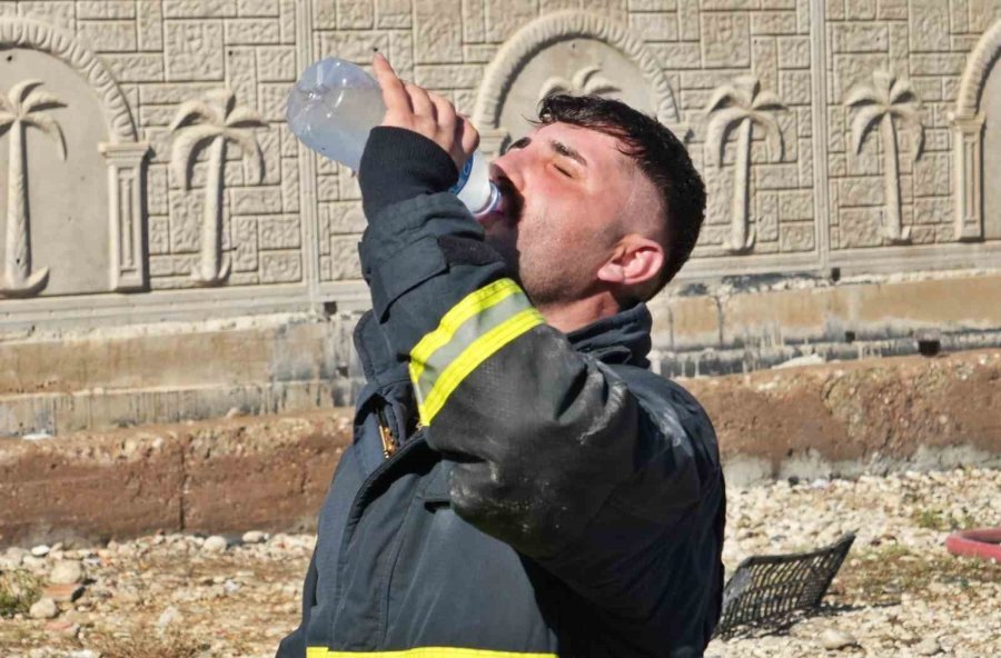 Binlerce Plastik Kasa Alev Alev Yandı, Dumanları 30 Kilometre Uzaklıktan Görüldü