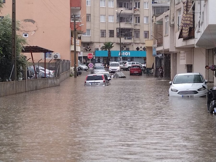 Silifke’de Yağış Yolları Göle Çevirdi, Araçlar Suya Gömüldü