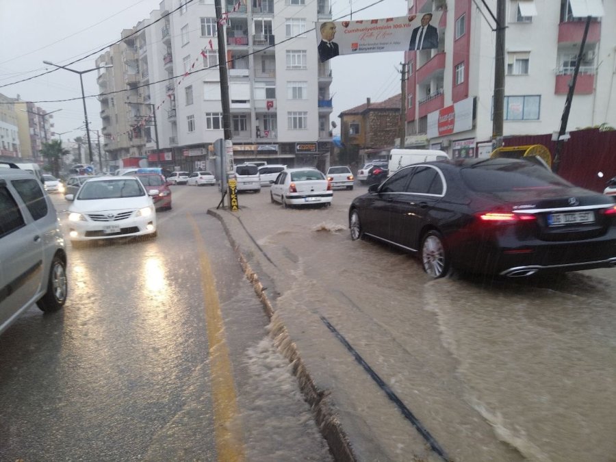 Silifke’de Yağış Yolları Göle Çevirdi, Araçlar Suya Gömüldü