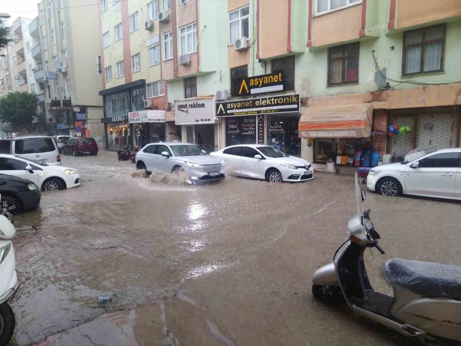 Silifke’de Yağış Yolları Göle Çevirdi, Araçlar Suya Gömüldü