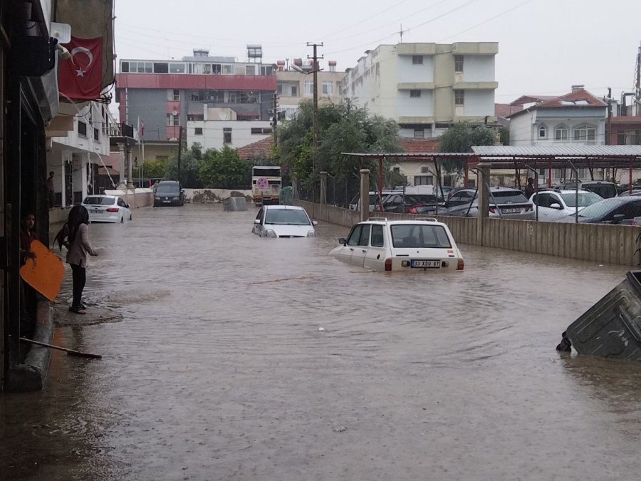 Silifke’de Yağış Yolları Göle Çevirdi, Araçlar Suya Gömüldü