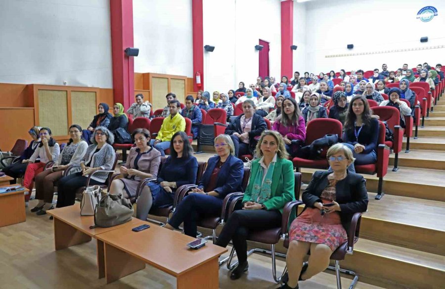 Neü’de Hemşirelere “rehber Hemşire Eğitimi” Kursu Verildi