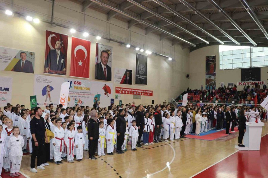 Kayseri Taekwondo Sporcuları Kuşak Atladı