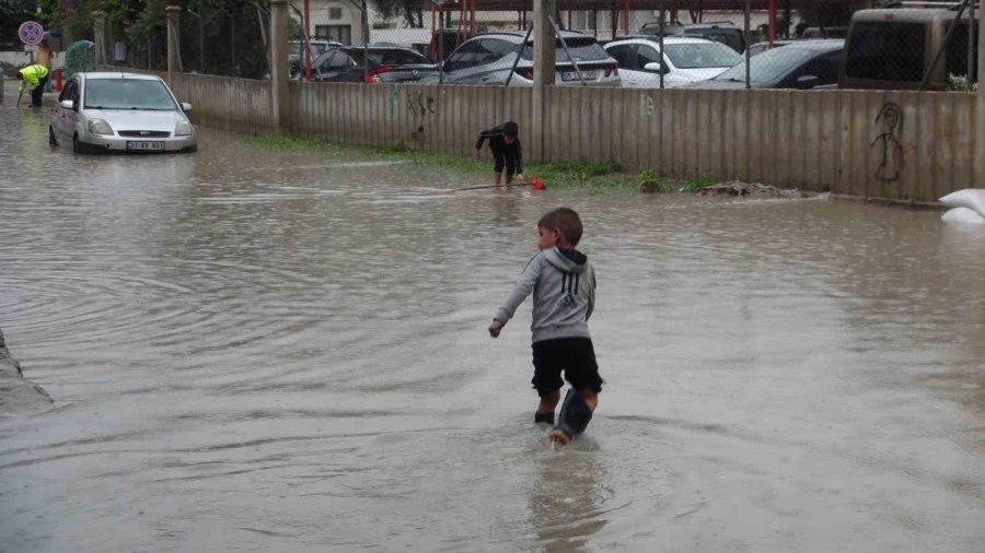 Yağışın Göle Çevirip Araçları Suya Gömdüğü Silifke’de Ekipler Su Tahliyesine Başladı