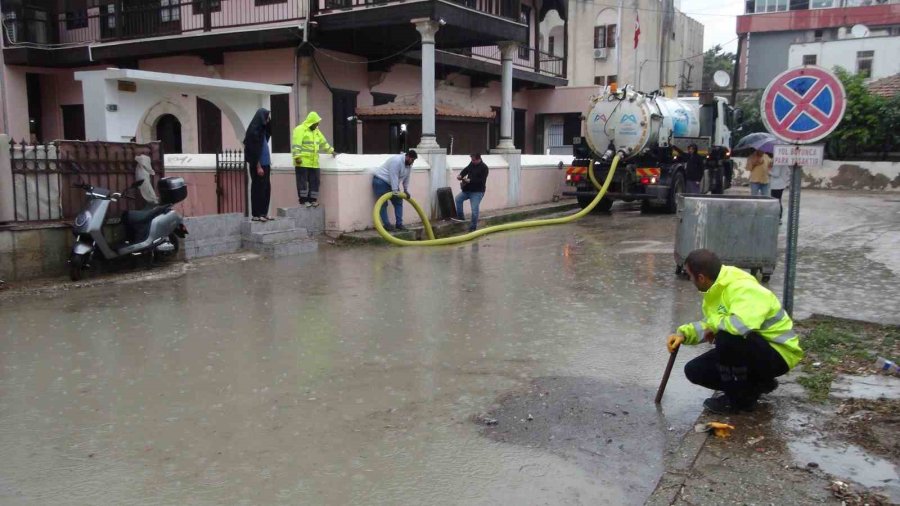 Yağışın Göle Çevirip Araçları Suya Gömdüğü Silifke’de Ekipler Su Tahliyesine Başladı