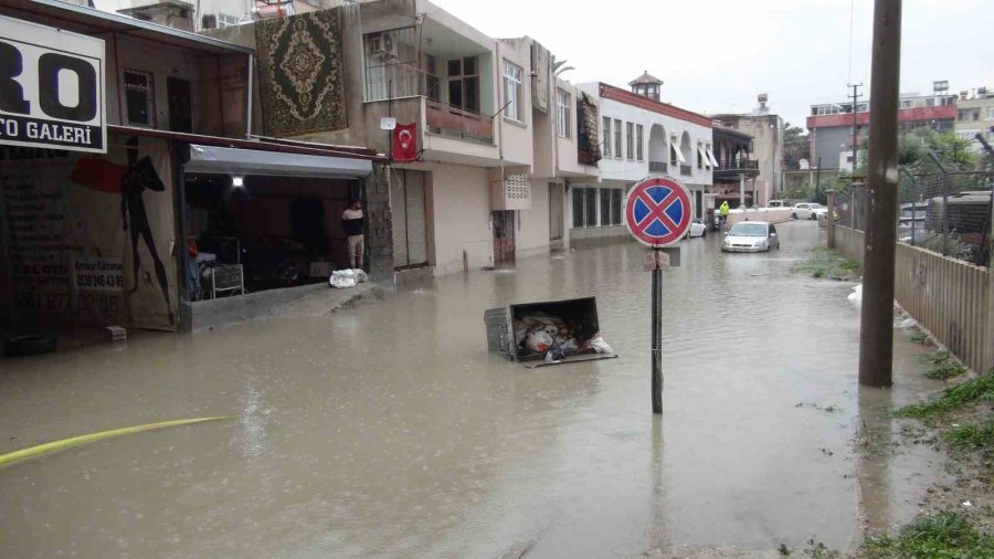 Yağışın Göle Çevirip Araçları Suya Gömdüğü Silifke’de Ekipler Su Tahliyesine Başladı