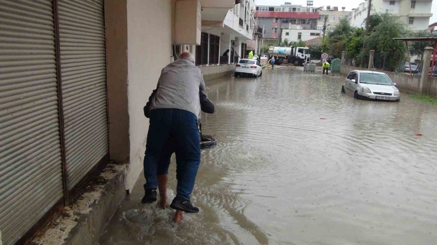 Yağışın Göle Çevirip Araçları Suya Gömdüğü Silifke’de Ekipler Su Tahliyesine Başladı