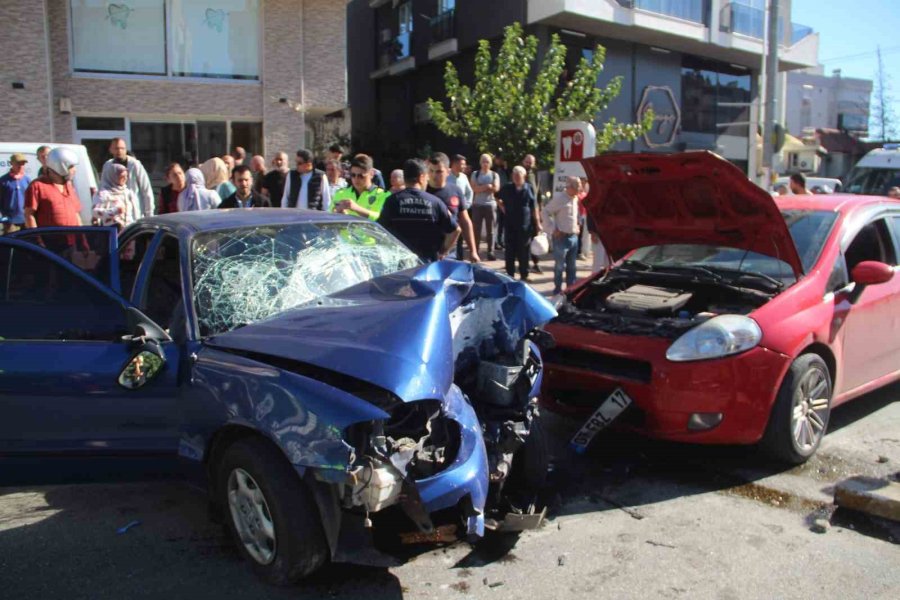 Antalya’da Otomobil Alt Geçit Girişindeki Levhaya Çarptı: 6 Yaralı