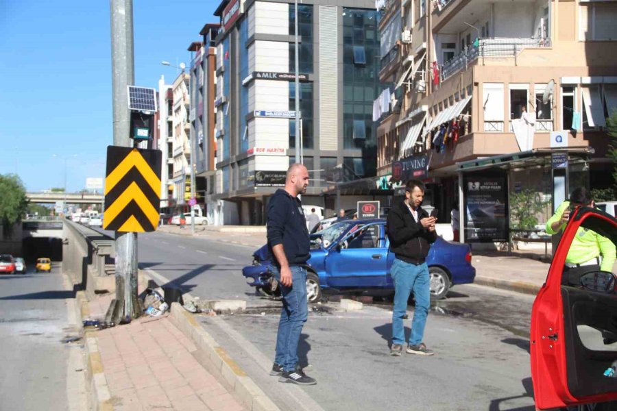 Antalya’da Otomobil Alt Geçit Girişindeki Levhaya Çarptı: 6 Yaralı