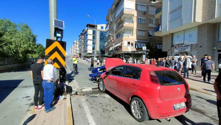 Antalya’da Otomobil Alt Geçit Girişindeki Levhaya Çarptı: 6 Yaralı