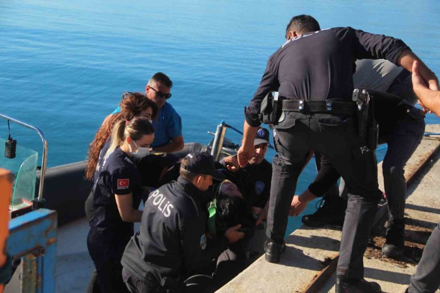 Yürüyüş Yaparken Falezlerden Düşen Kadın Avukat Deniz Polisi Tarafından Kurtarıldı