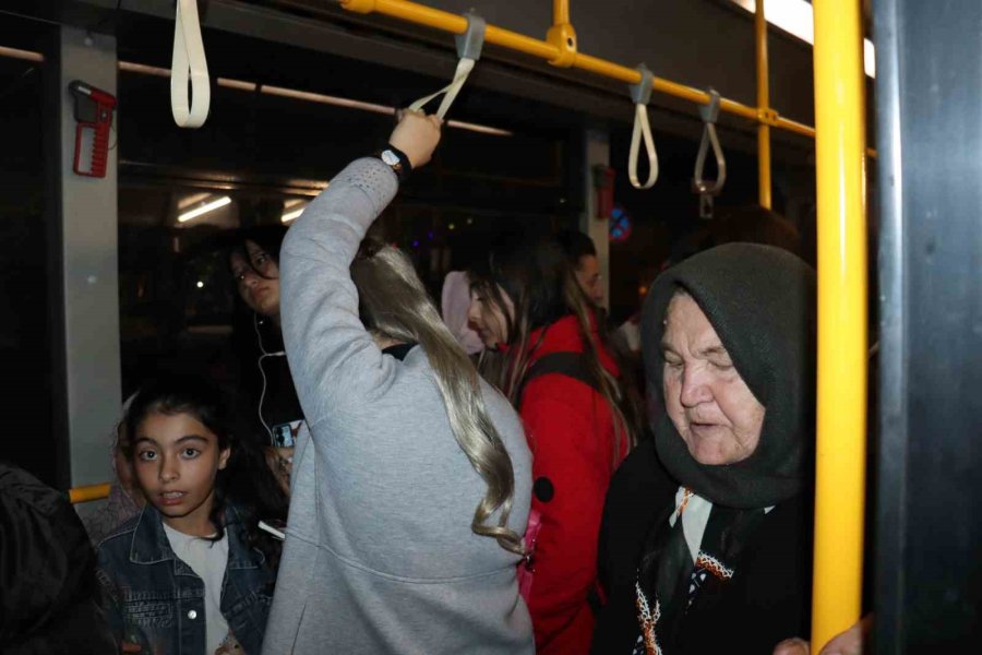 Vatandaşların Geç Gelen Belediye Otobüsü İsyanı