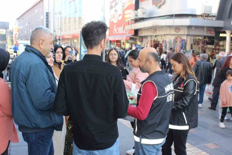 Polis Ekiplerinden Vatandaşa Uyuşturucu Bilgilendirmesi