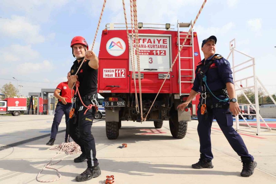 Mersin Büyükşehir Belediyesi Dağcılık Arama Kurtarma Amirliği Ekiplerine ‘iple Erişim Tekniği’ Eğitimi Verildi