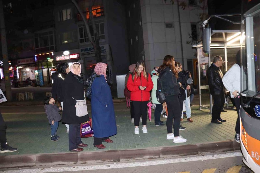 Vatandaşların Geç Gelen Belediye Otobüsü İsyanı