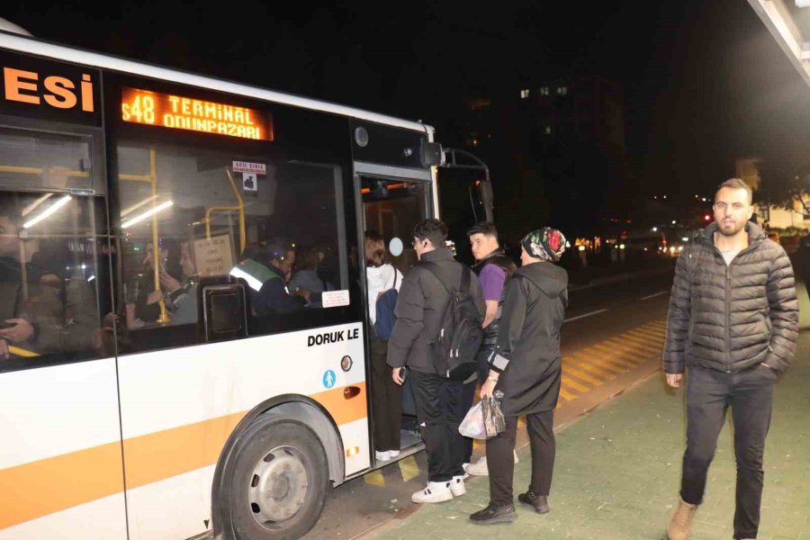 Vatandaşların Geç Gelen Belediye Otobüsü İsyanı