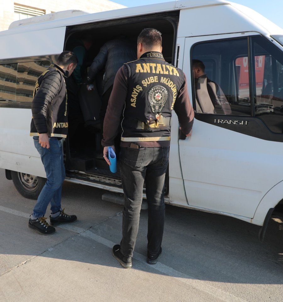 Antalya’da Aranan 54 Şahıs Yakalandı