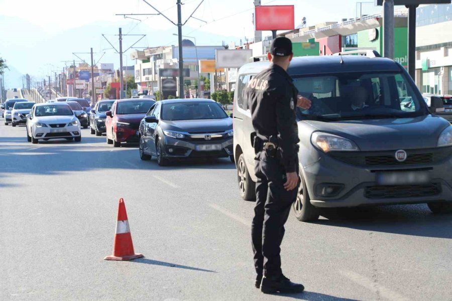 Antalya’da Şok Yol Uygulamalarında Bin 263 Şahıs Sorgulandı