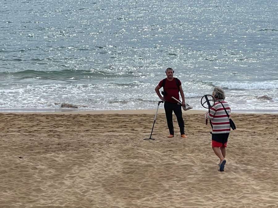 Turistlerin Çekildiği Plaj Define Avcılarına Kaldı: "ne Bulursak Kar"