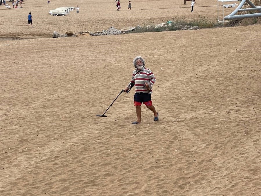 Turistlerin Çekildiği Plaj Define Avcılarına Kaldı: "ne Bulursak Kar"