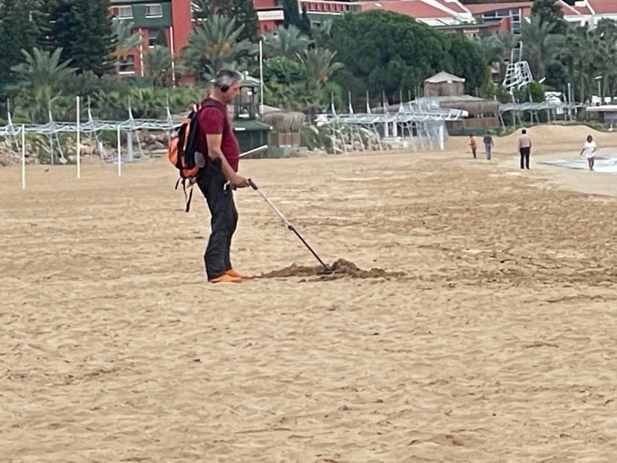 Turistlerin Çekildiği Plaj Define Avcılarına Kaldı: "ne Bulursak Kar"