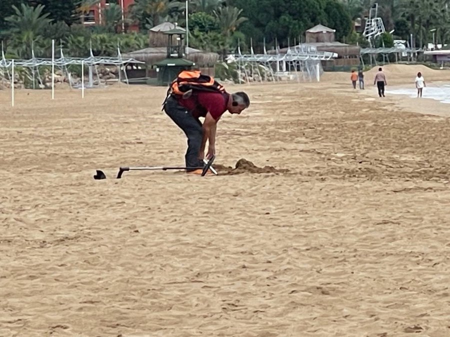 Turistlerin Çekildiği Plaj Define Avcılarına Kaldı: "ne Bulursak Kar"