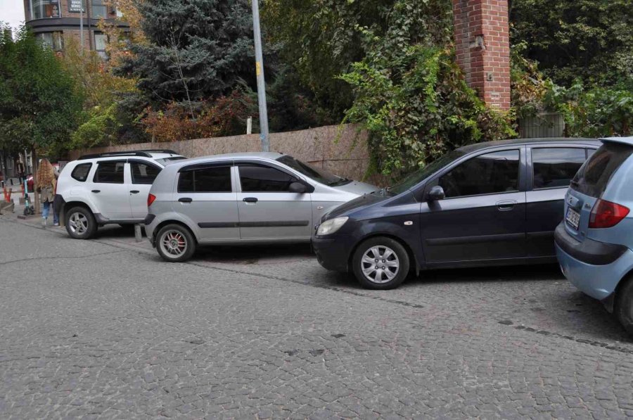 Araçlar Kaldırımda Vatandaşlar Yolda