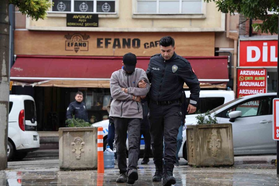 Park Halindeki Araçların Lastiğini Patlatan Şahıs Adli Kontrolle Serbest Bırakıldı