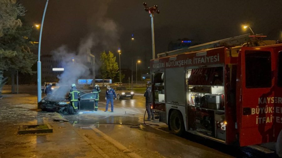 Kaldırıma Çarpan Otomobil Alev Aldı, Sürücü Olay Yerinden Kaçtı