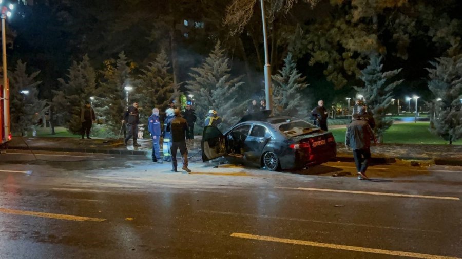 Kaldırıma Çarpan Otomobil Alev Aldı, Sürücü Olay Yerinden Kaçtı