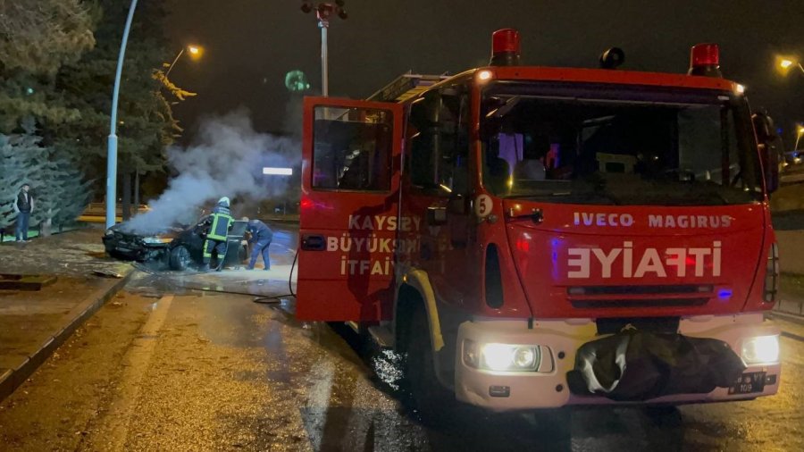 Kaldırıma Çarpan Otomobil Alev Aldı, Sürücü Olay Yerinden Kaçtı