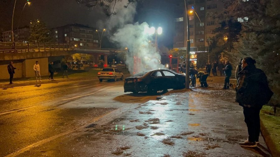 Kaldırıma Çarpan Otomobil Alev Aldı, Sürücü Olay Yerinden Kaçtı