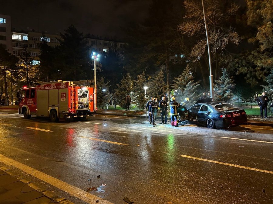 Kaldırıma Çarpan Otomobil Alev Aldı, Sürücü Olay Yerinden Kaçtı