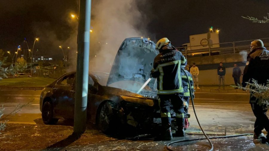 Kaldırıma Çarpan Otomobil Alev Aldı, Sürücü Olay Yerinden Kaçtı