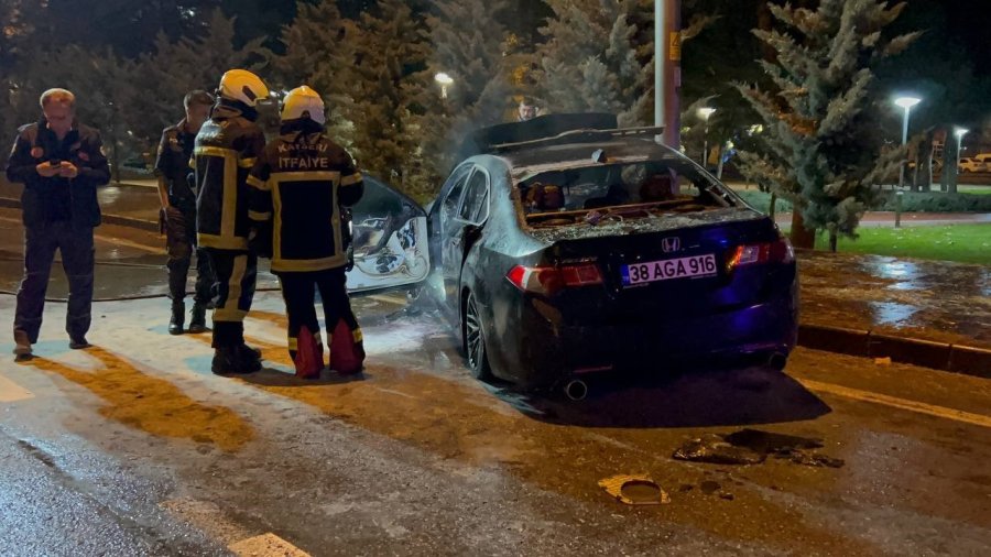 Kaldırıma Çarpan Otomobil Alev Aldı, Sürücü Olay Yerinden Kaçtı