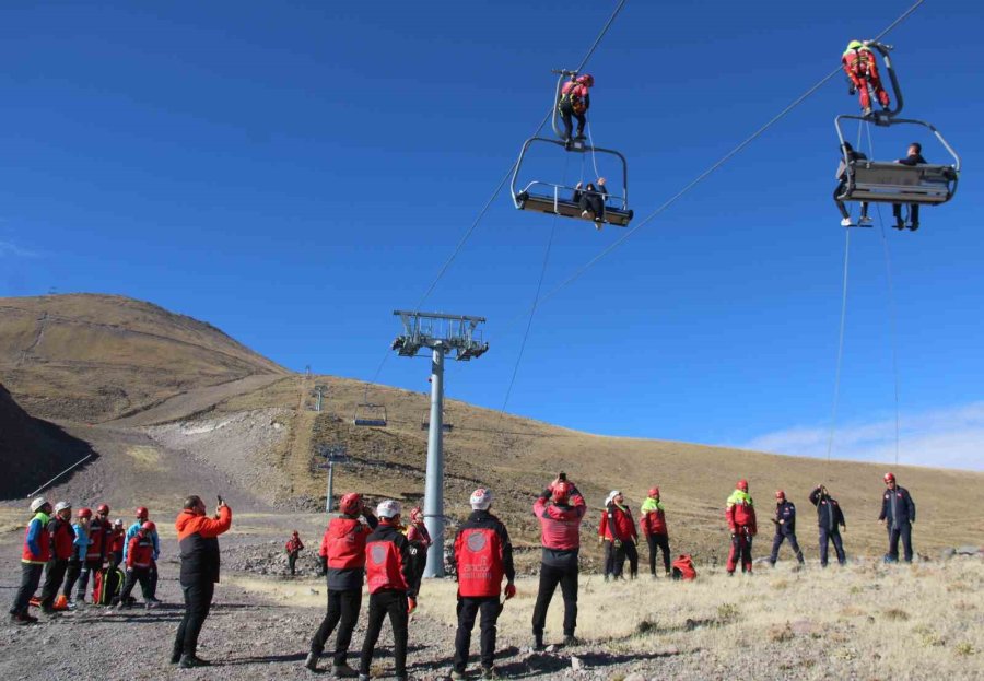 Erciyes’te Gerçeğini Aratmayan Kurtarma Tatbikatı