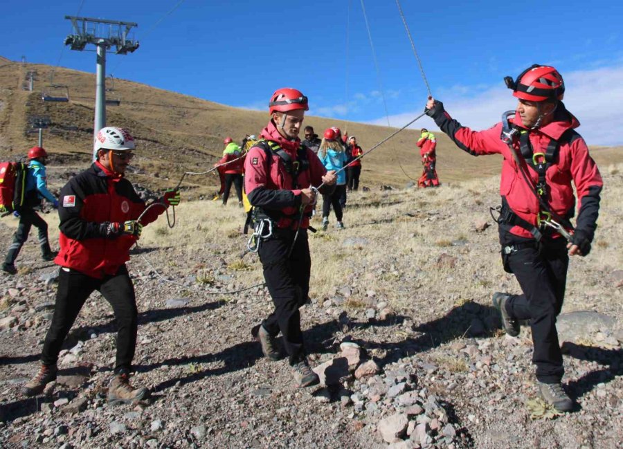 Erciyes’te Gerçeğini Aratmayan Kurtarma Tatbikatı