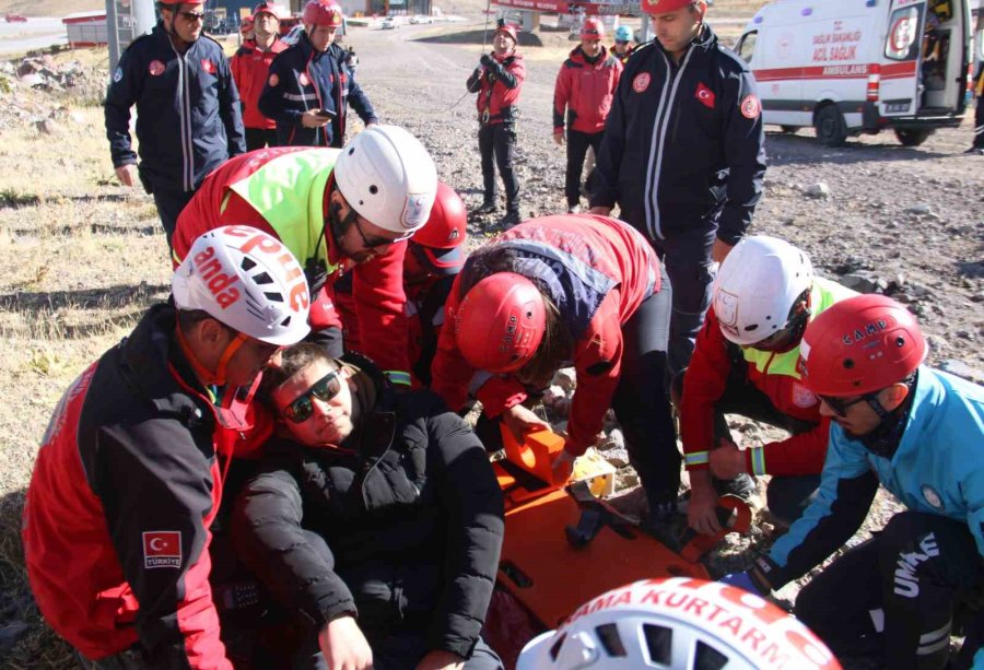 Erciyes’te Gerçeğini Aratmayan Kurtarma Tatbikatı