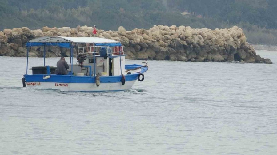 Akdeniz’de Fırtına Beklentisi: Tekneler Kıyıya Yanaştı, Ağ Bakımları Başladı