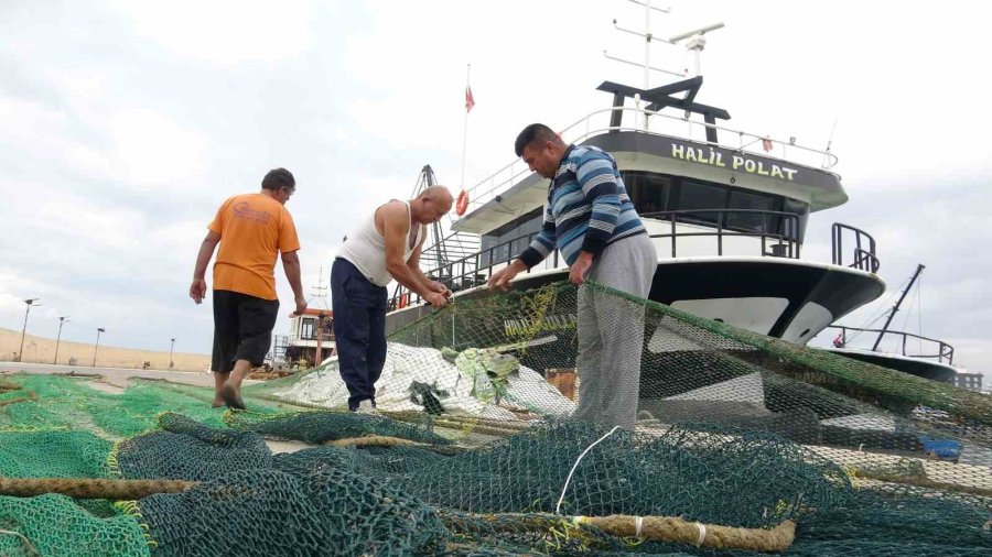 Akdeniz’de Fırtına Beklentisi: Tekneler Kıyıya Yanaştı, Ağ Bakımları Başladı