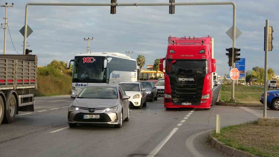 Kırmızı Işıkta Bekleyen Araca Tır Arkadan Çarptı: 1 Yaralı