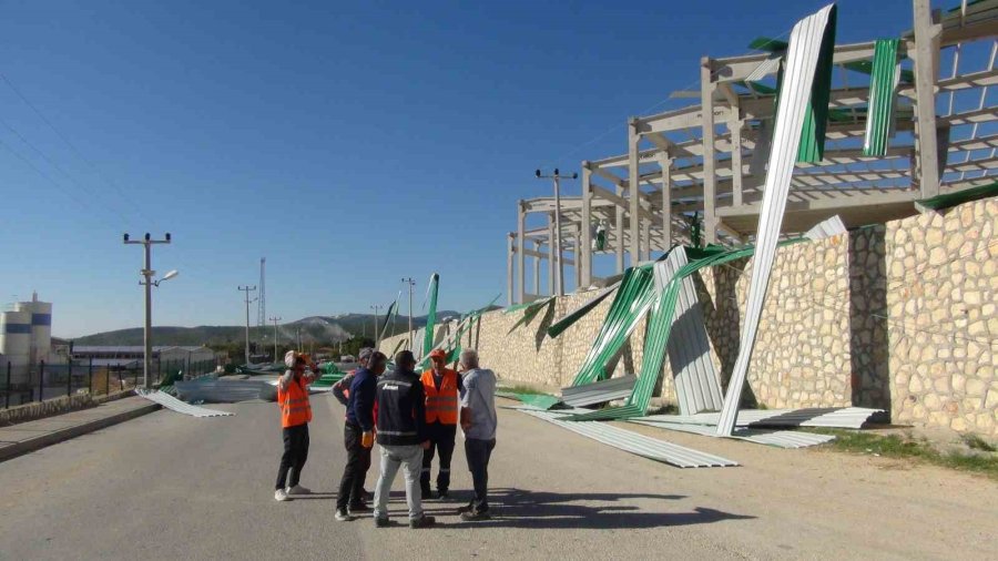 Mersin’de Şiddetli Rüzgar Fabrika İnşaatı Çatısını Uçurdu