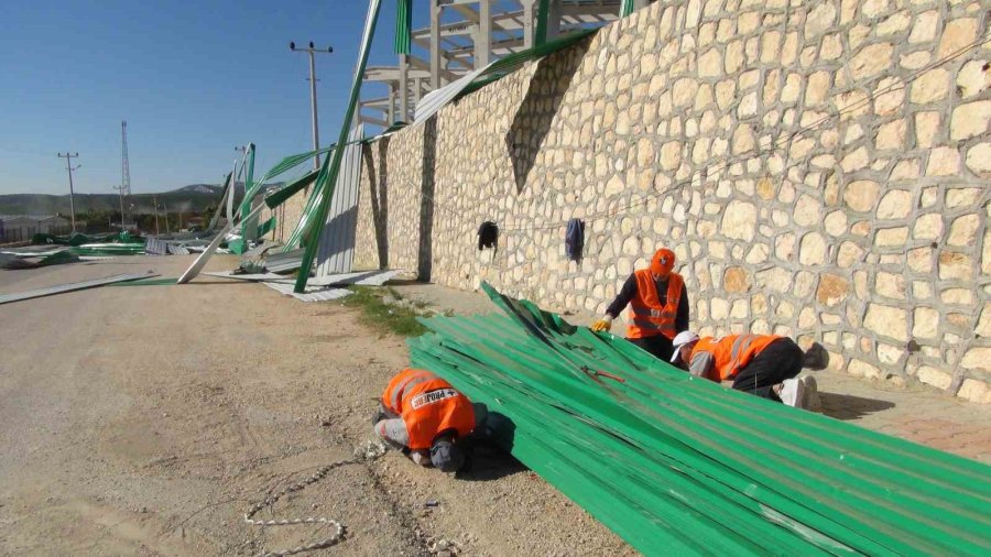 Mersin’de Şiddetli Rüzgar Fabrika İnşaatı Çatısını Uçurdu