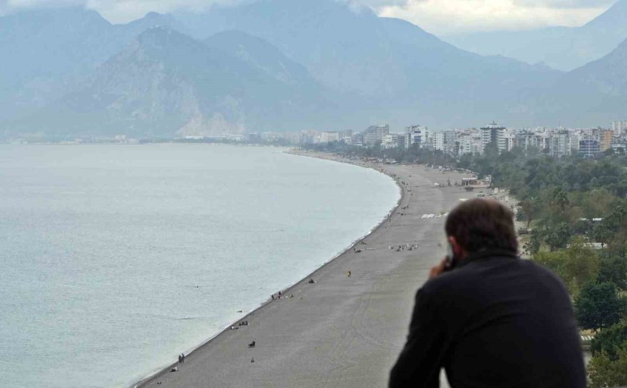 Sarı Ve Turuncu Kodla Uyarılan Antalya’da Deniz Keyfi