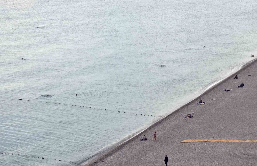 Sarı Ve Turuncu Kodla Uyarılan Antalya’da Deniz Keyfi