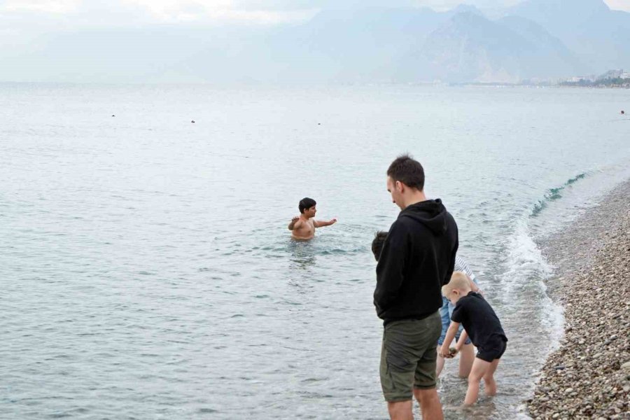 Sarı Ve Turuncu Kodla Uyarılan Antalya’da Deniz Keyfi