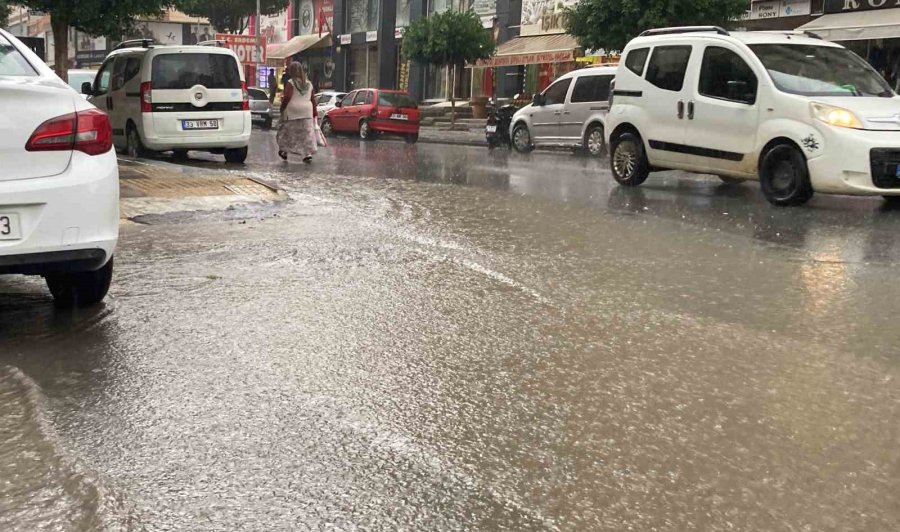 Mersin’de Sağanak Etkili Oldu, Akdeniz’de Hortum Çıktı