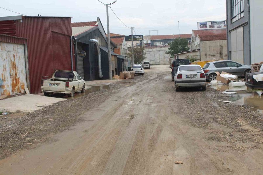 Sağanak Yağış Sonrası Sokak Çamura Büründü