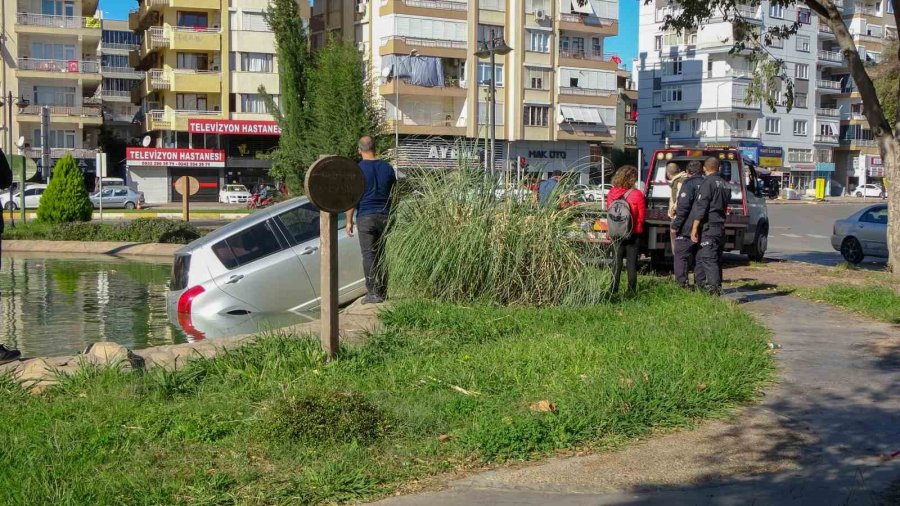 Antalya’da Otomobil Süs Havuzuna Uçtu: Çekici Çaresiz Kalınca Yöntemi Vatandaş Buldu