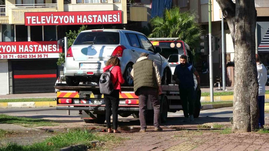 Antalya’da Otomobil Süs Havuzuna Uçtu: Çekici Çaresiz Kalınca Yöntemi Vatandaş Buldu